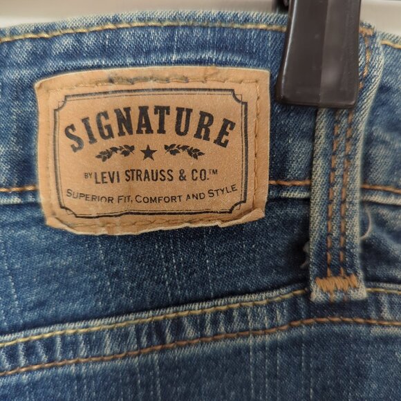 Signature Levi Jeans Women's Size 4/M At Waist Bootcut - Picture 2 of 9